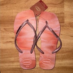 New with tags square toe Havaianas flip-flops